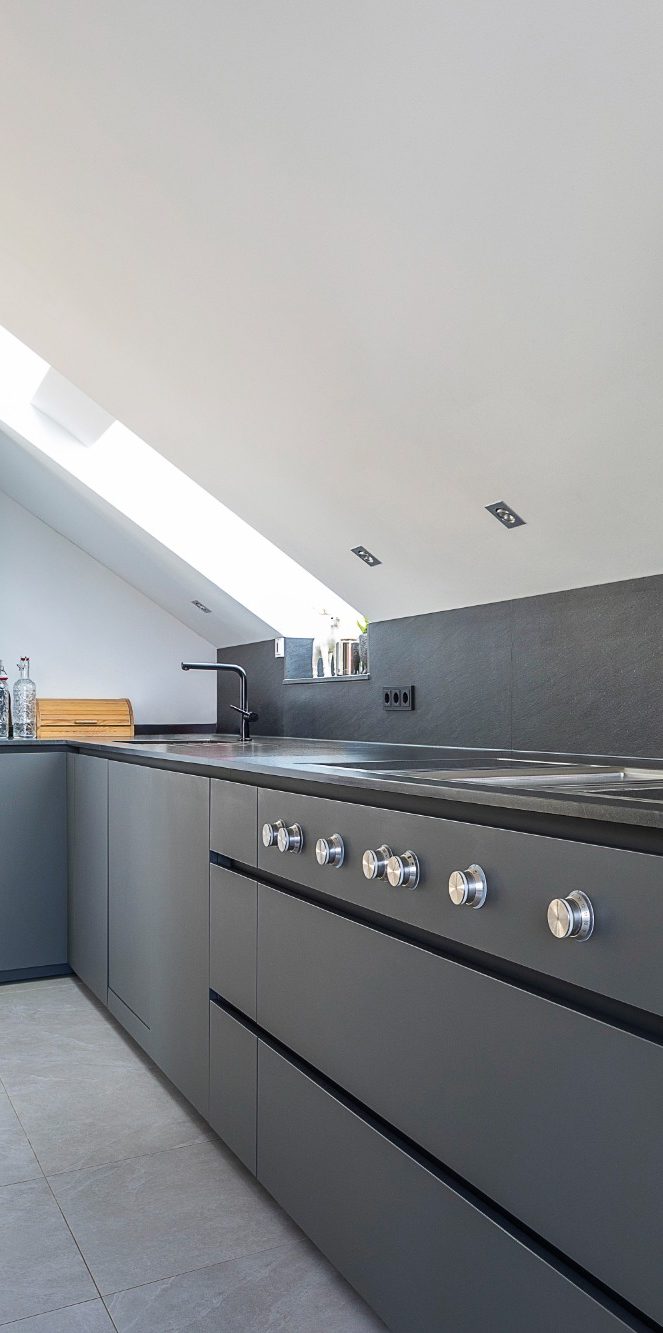 Moderne, minimalistische Küche mit grauen Fronten, grifflos, Anti-Fingerprint