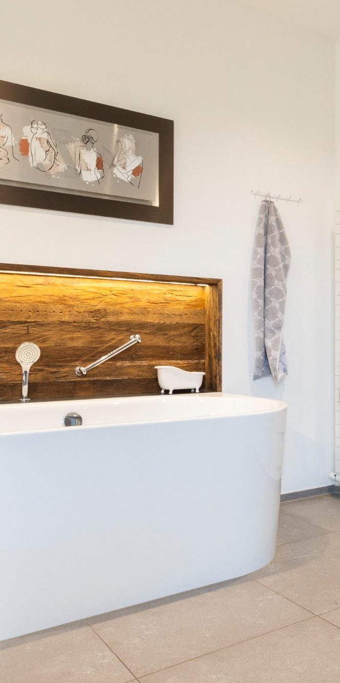 Moderne Badezimmerausbauten mit Doppelwaschtisch und Holzschränken.